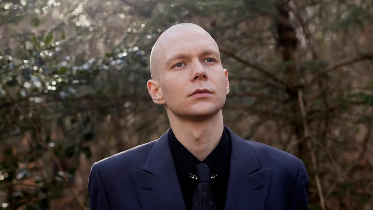 Forfattersamtale med Rasmus Daugbjerg 2 Forfatter Rasmus Daugbjerg i en skov