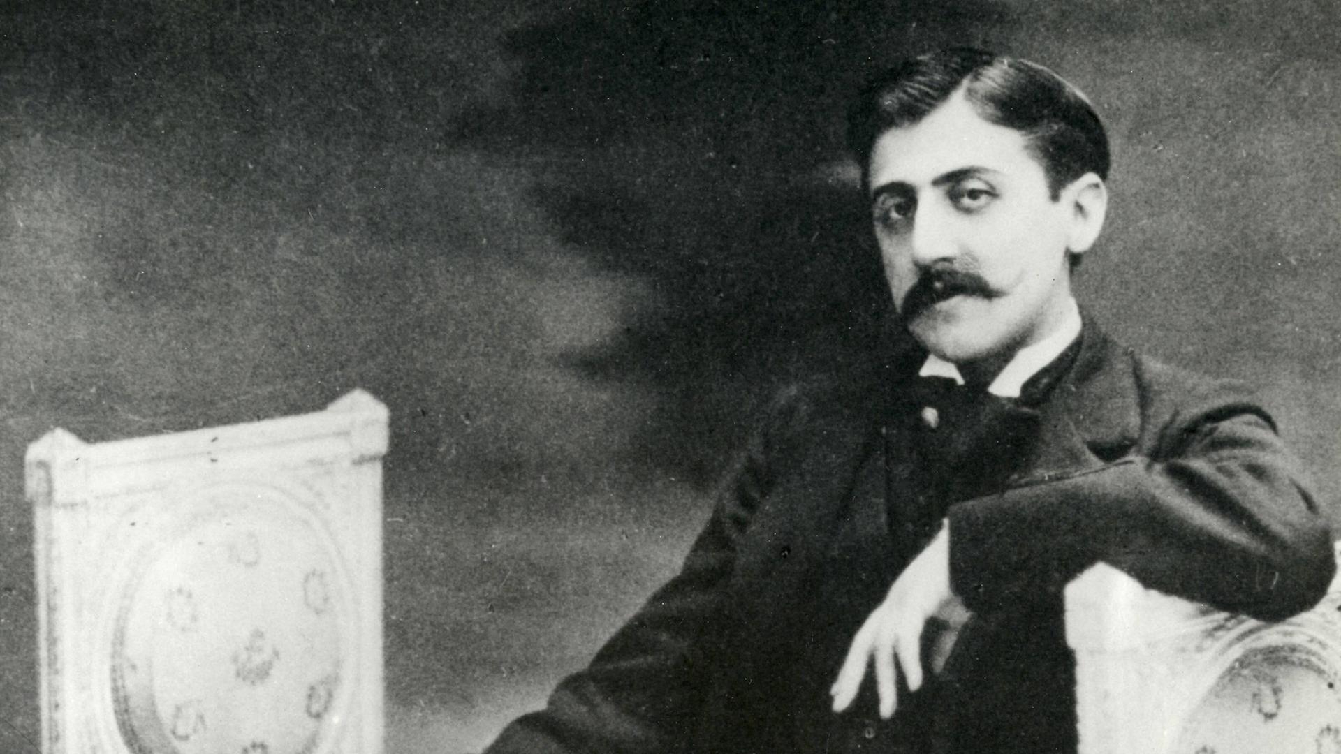 Marcel Proust sittende